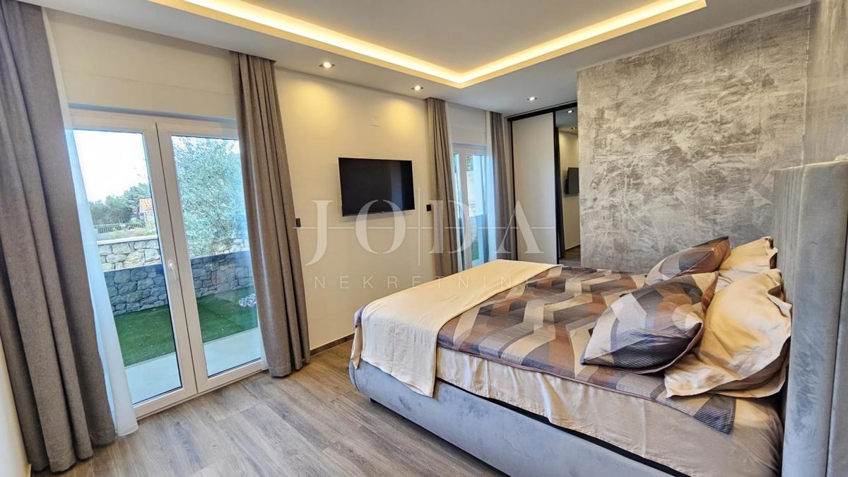 Novi Vinodolski sodobna novogradnja v bližini plaže in središča mesta