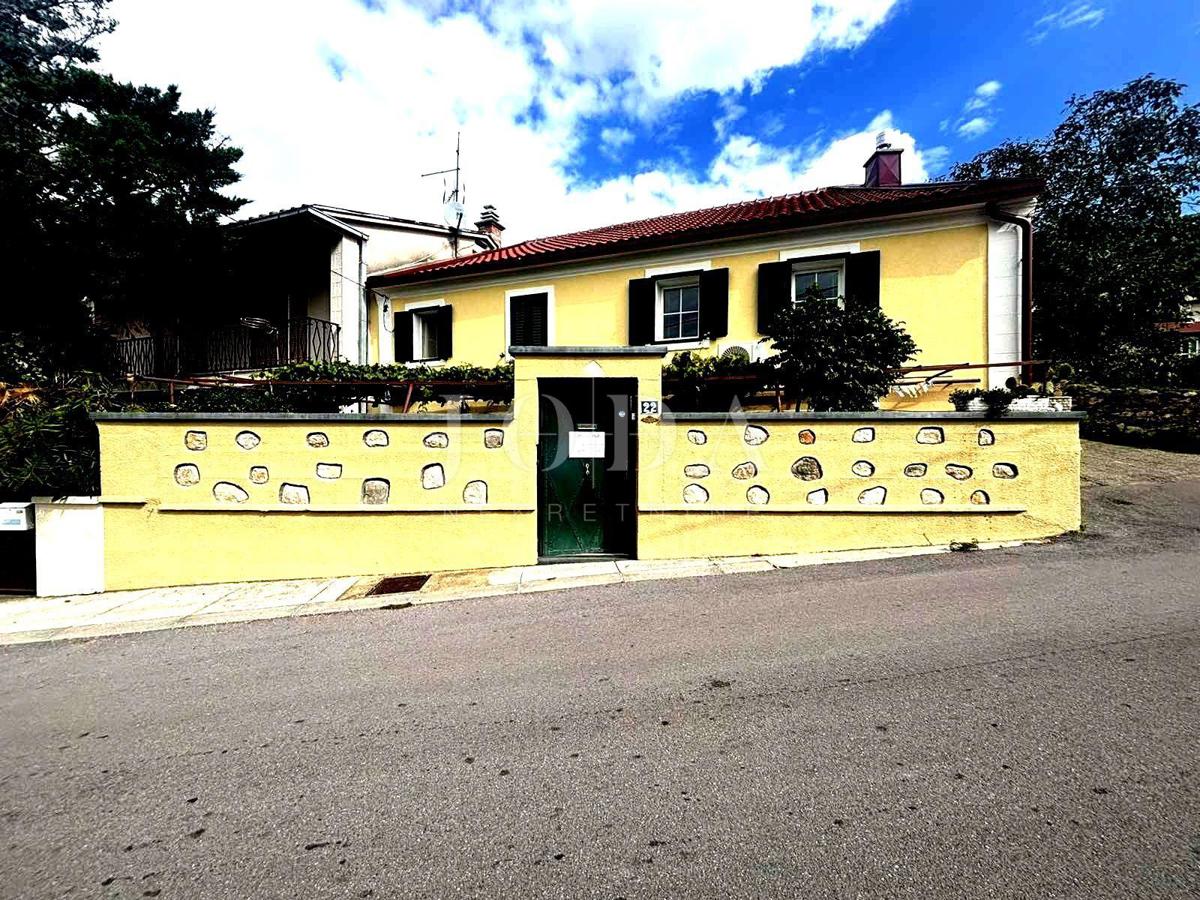 Prodamo očarljivo kamnito hišo v Bribirju