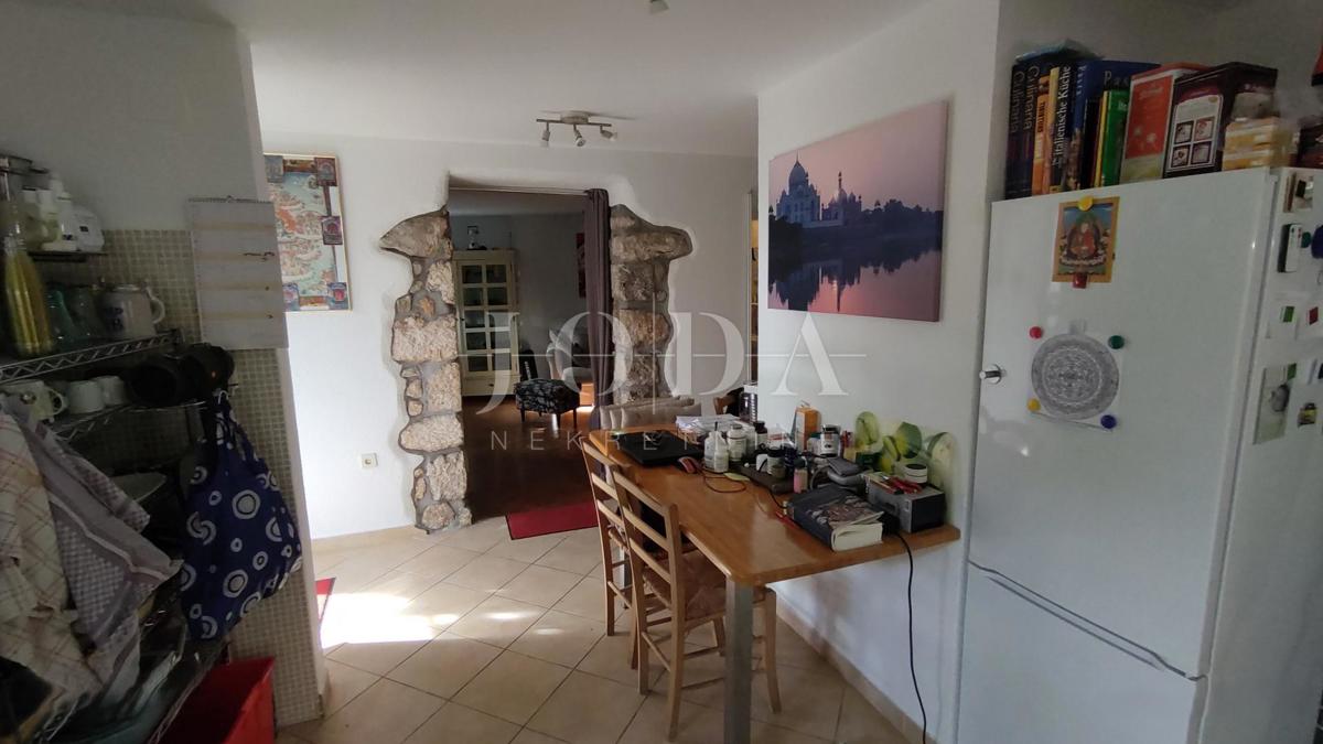 Prodamo očarljivo kamnito hišo v Bribirju
