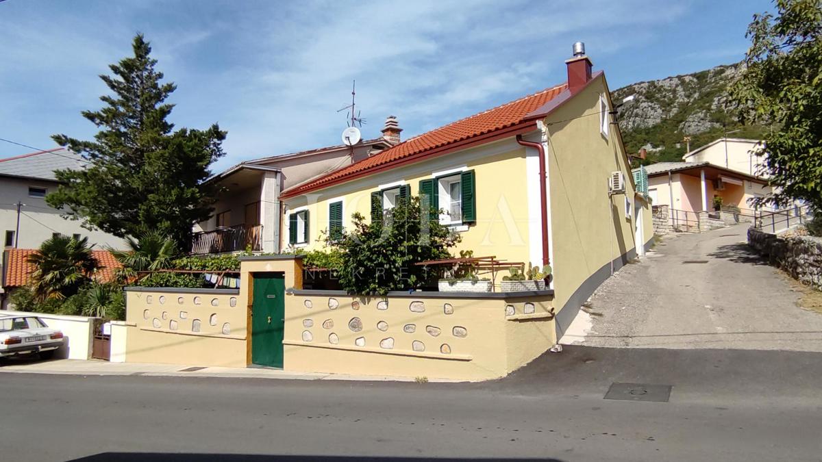 Prodamo očarljivo kamnito hišo v Bribirju
