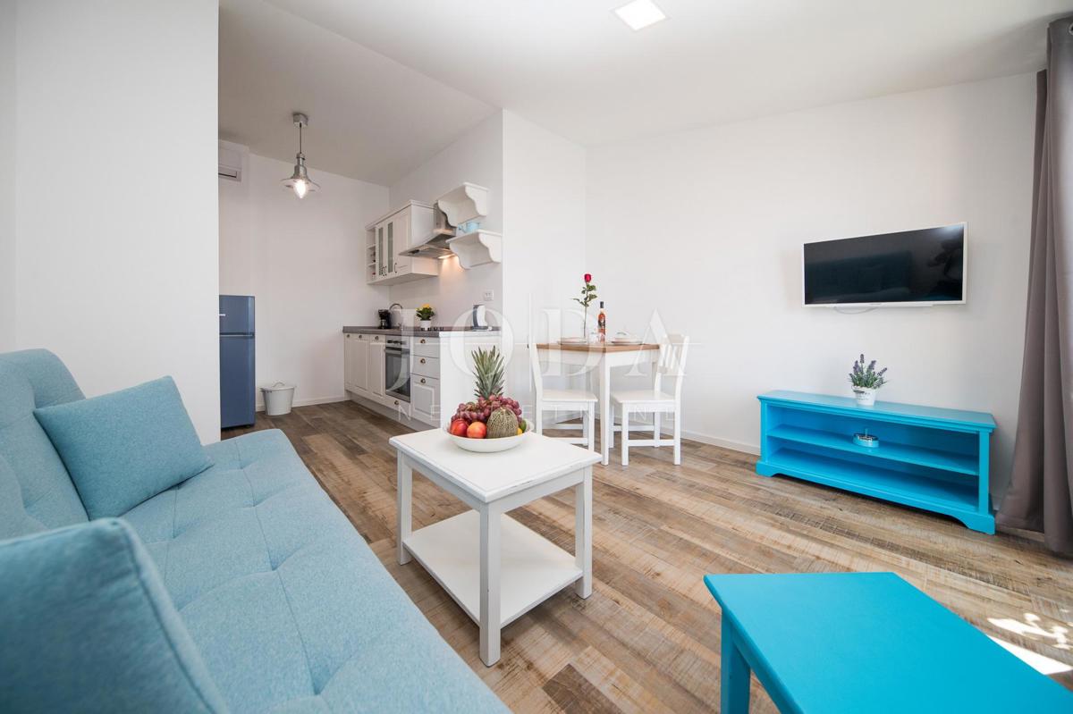 Crni mol apartma 50m od morja