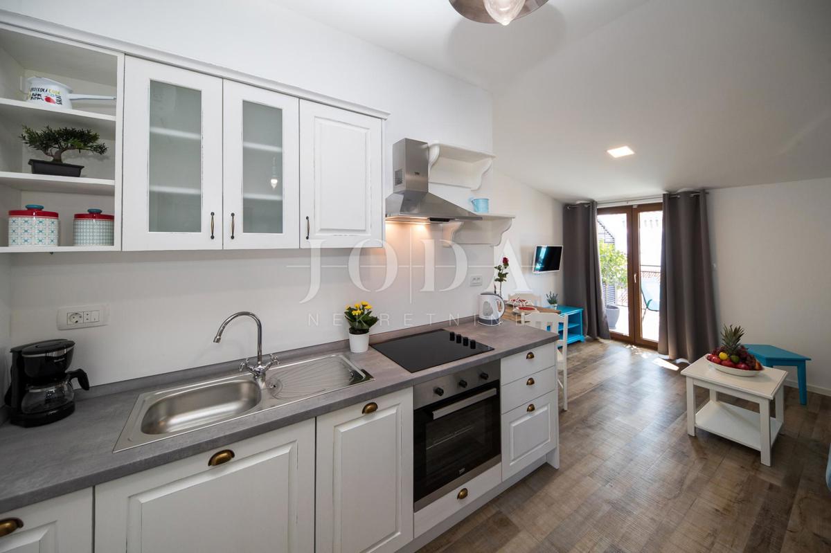 Crni mol apartma 50m od morja