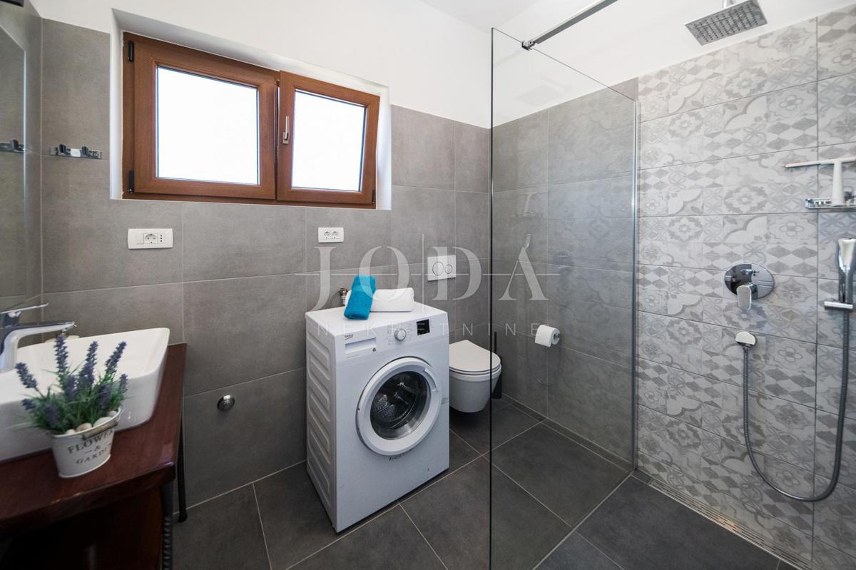 Crni mol apartma 50m od morja