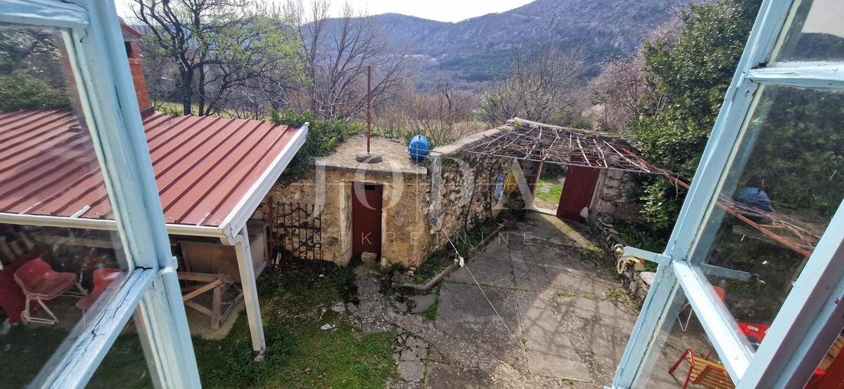 Bribir – Posestvo s Potencialom za Turizem in Mirno Življenje