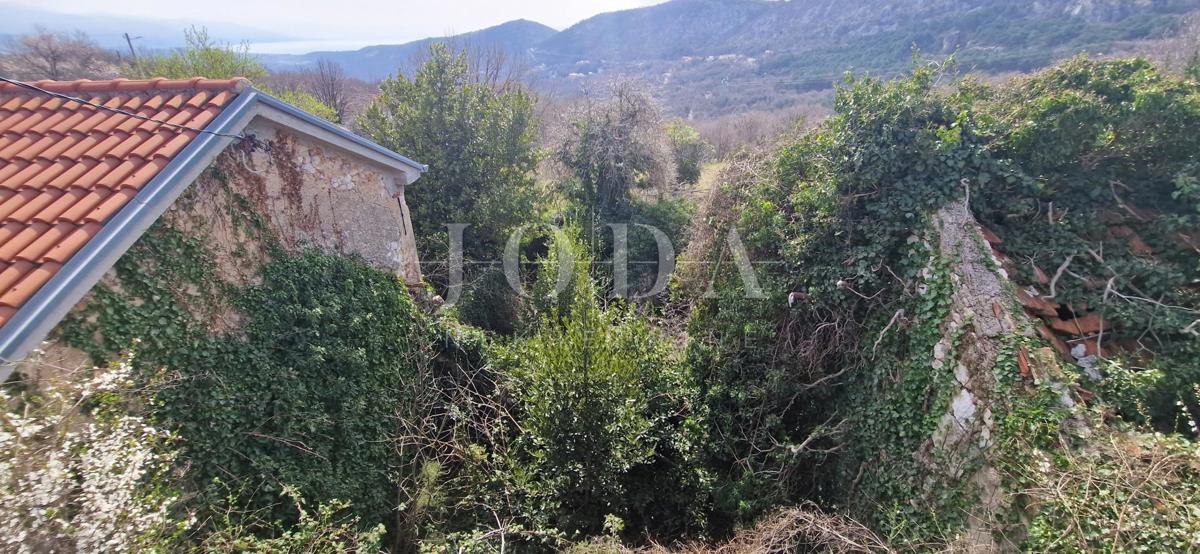Bribir – Posestvo s Potencialom za Turizem in Mirno Življenje