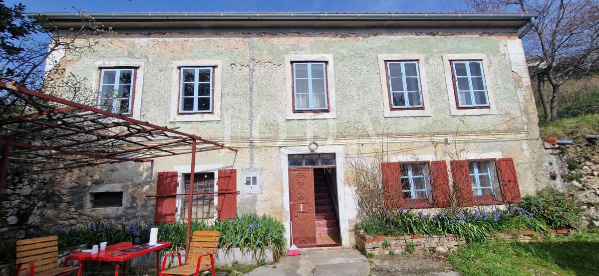 Bribir – Posestvo s Potencialom za Turizem in Mirno Življenje