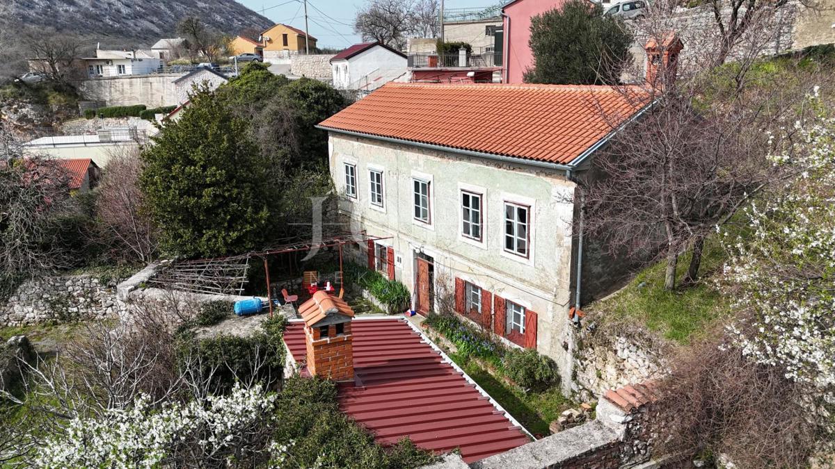 Bribir – Posestvo s Potencialom za Turizem in Mirno Življenje