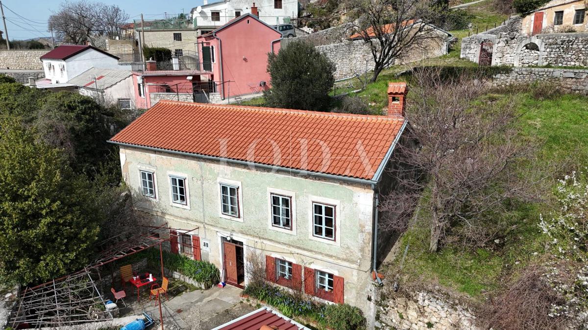 Bribir – Posestvo s Potencialom za Turizem in Mirno Življenje