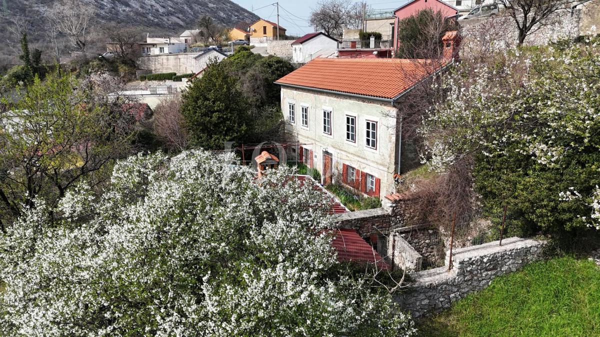 Bribir – Posestvo s Potencialom za Turizem in Mirno Življenje