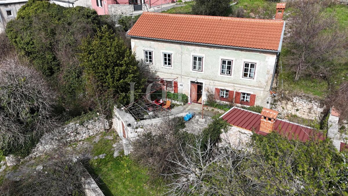 Bribir – Posestvo s Potencialom za Turizem in Mirno Življenje