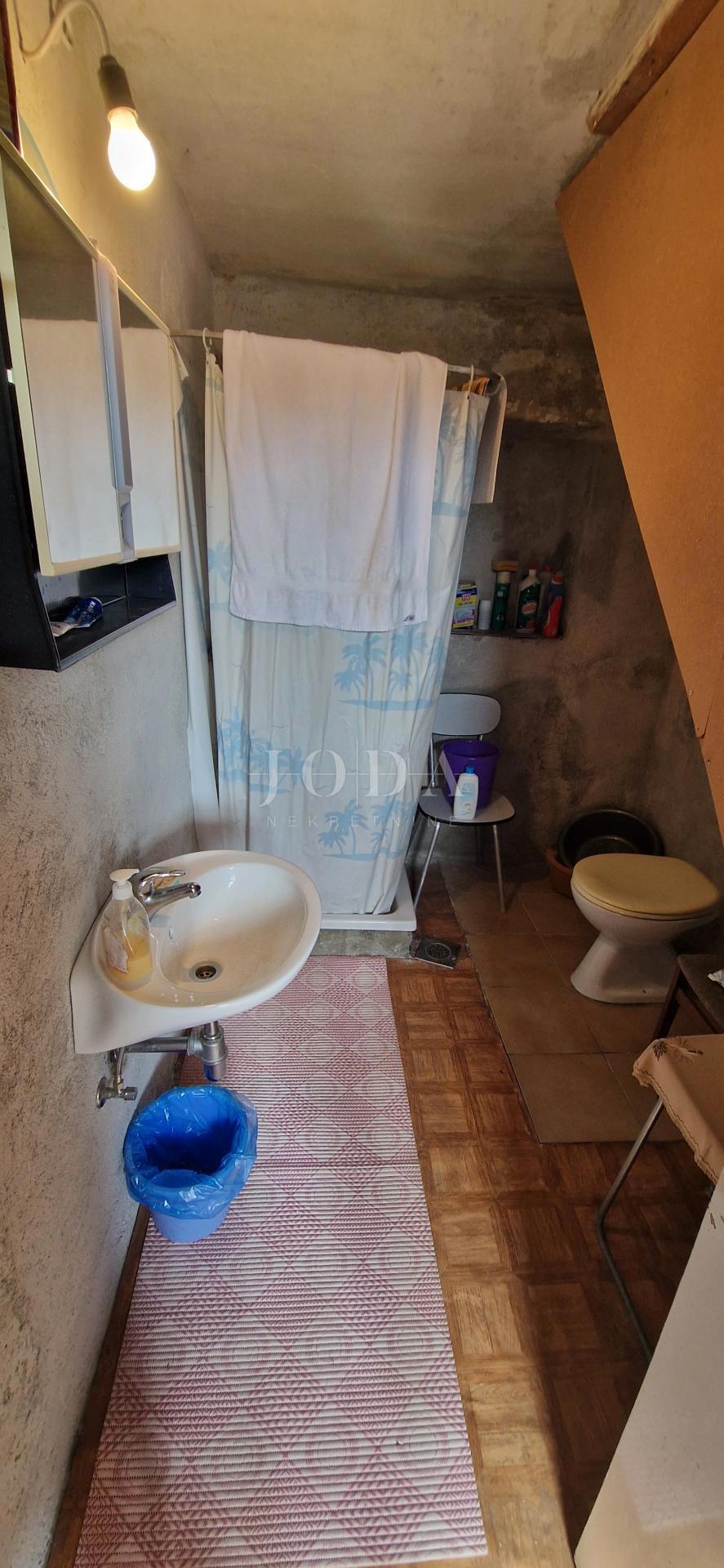 Bribir – Posestvo s Potencialom za Turizem in Mirno Življenje