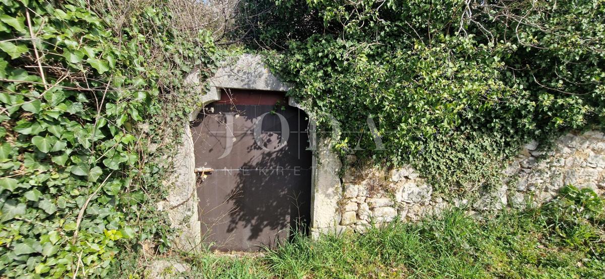 Bribir – Posestvo s Potencialom za Turizem in Mirno Življenje