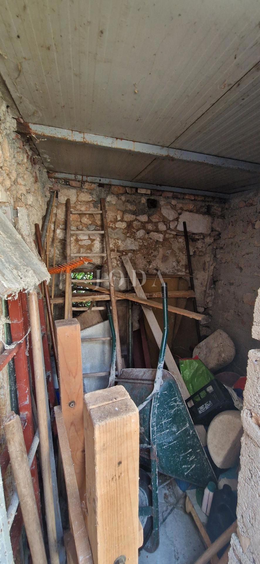 Bribir – Posestvo s Potencialom za Turizem in Mirno Življenje