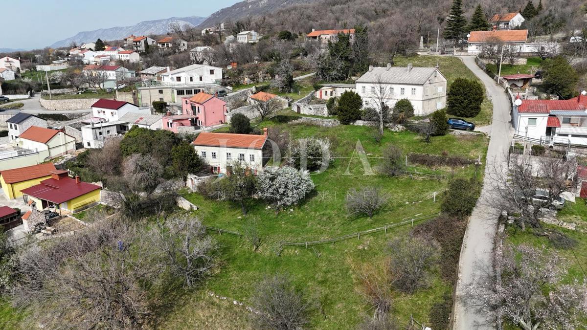 Bribir – Posestvo s Potencialom za Turizem in Mirno Življenje