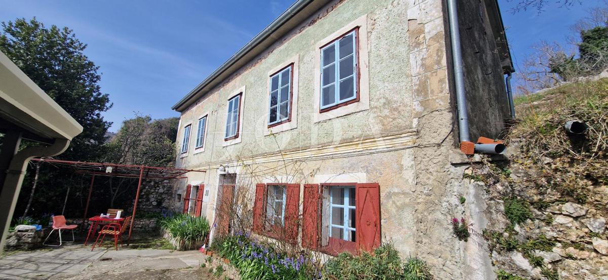 Bribir – Posestvo s Potencialom za Turizem in Mirno Življenje