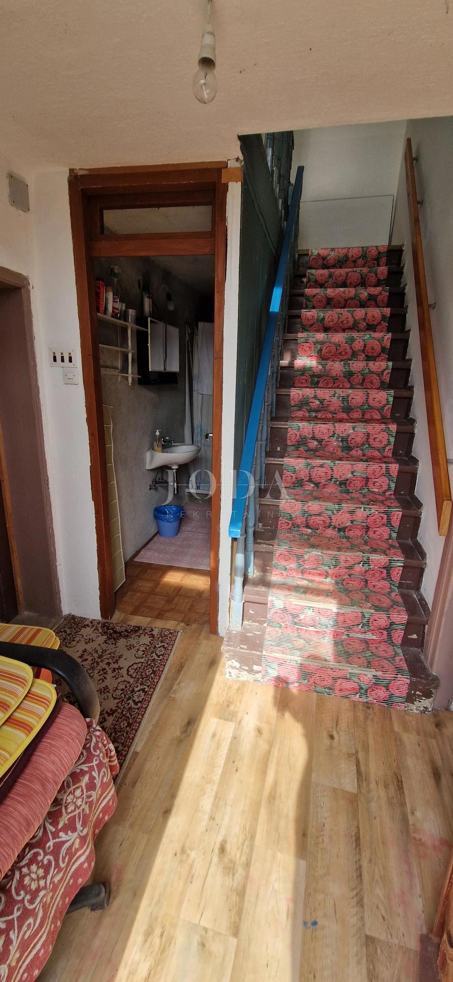 Bribir – Posestvo s Potencialom za Turizem in Mirno Življenje