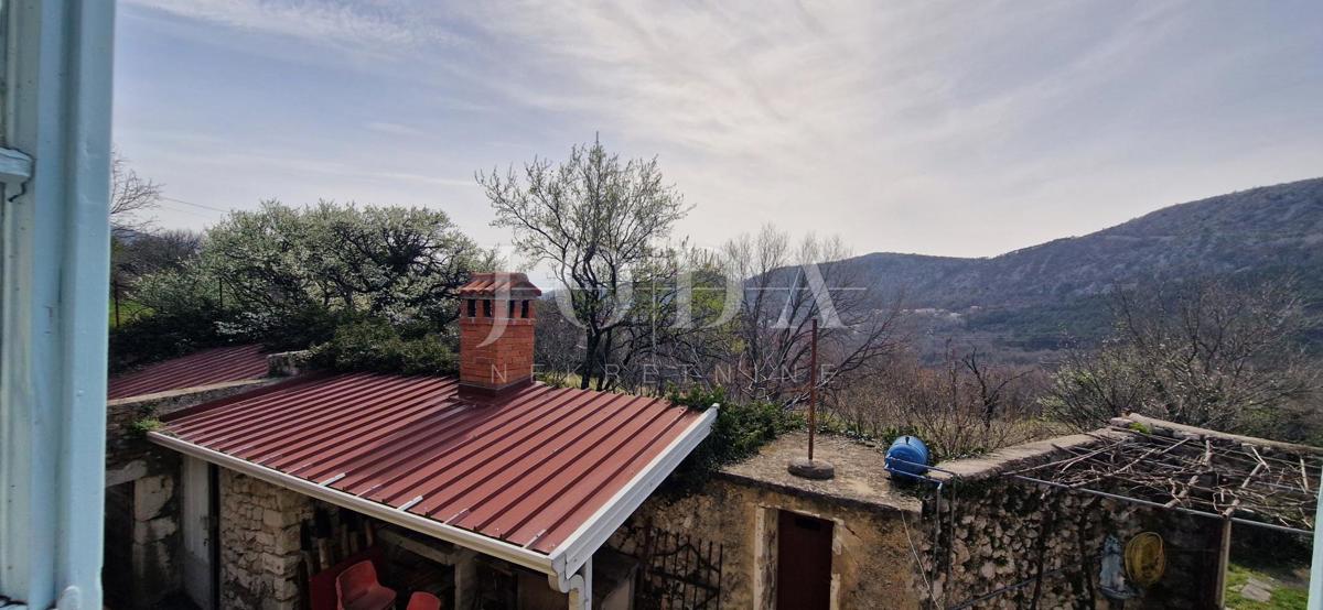 Bribir – Posestvo s Potencialom za Turizem in Mirno Življenje