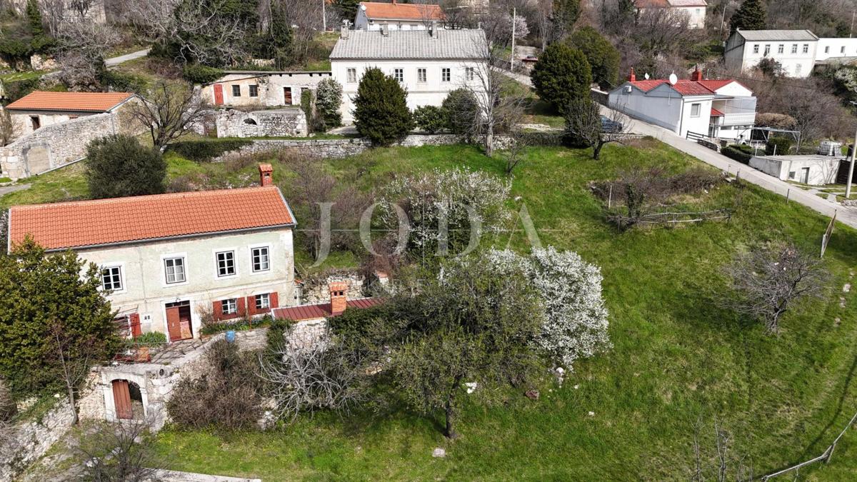 Bribir – Posestvo s Potencialom za Turizem in Mirno Življenje
