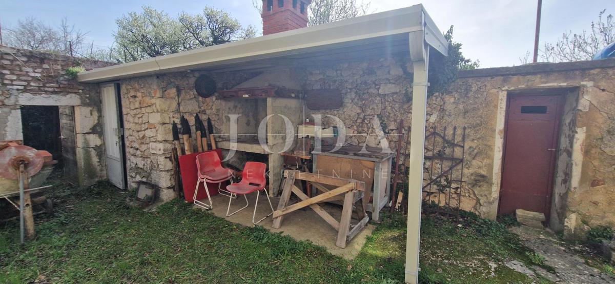 Bribir – Posestvo s Potencialom za Turizem in Mirno Življenje