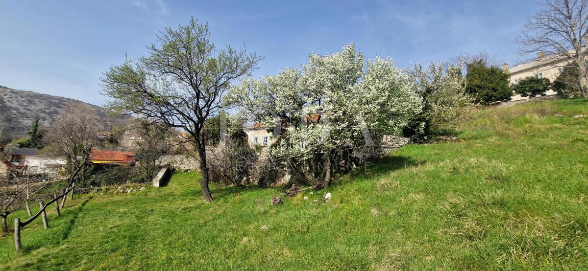 Bribir – Posestvo s Potencialom za Turizem in Mirno Življenje