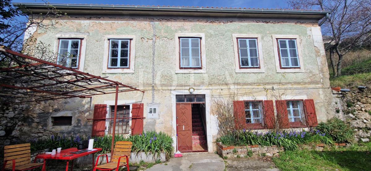 Bribir – Posestvo s Potencialom za Turizem in Mirno Življenje