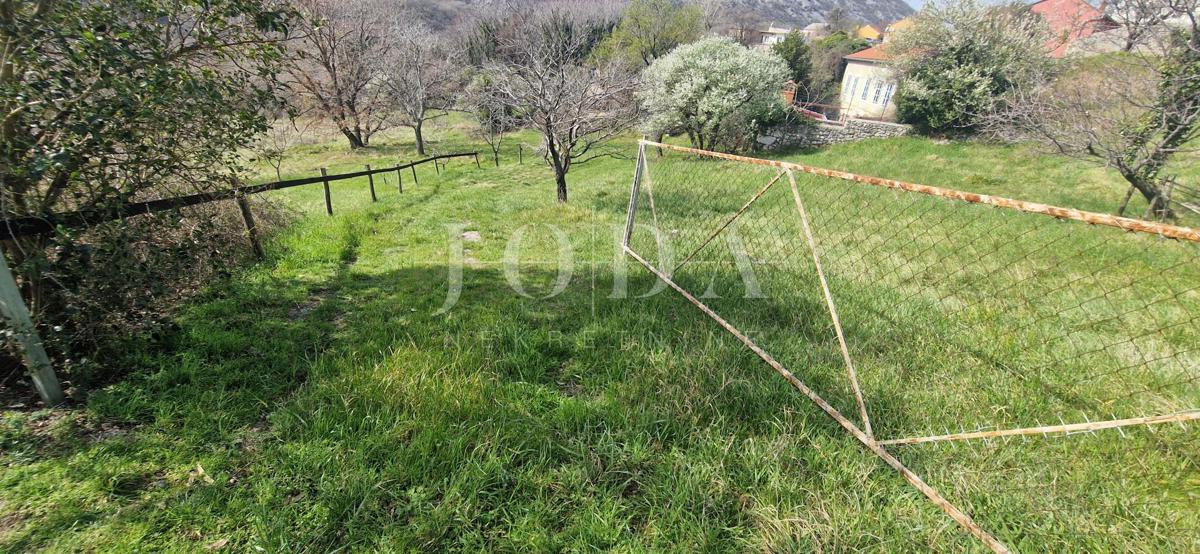 Bribir – Posestvo s Potencialom za Turizem in Mirno Življenje
