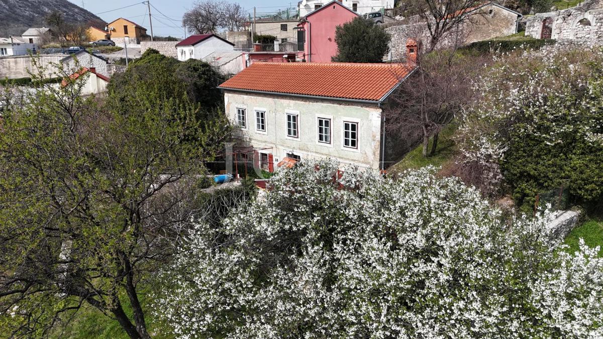 Bribir – Posestvo s Potencialom za Turizem in Mirno Življenje