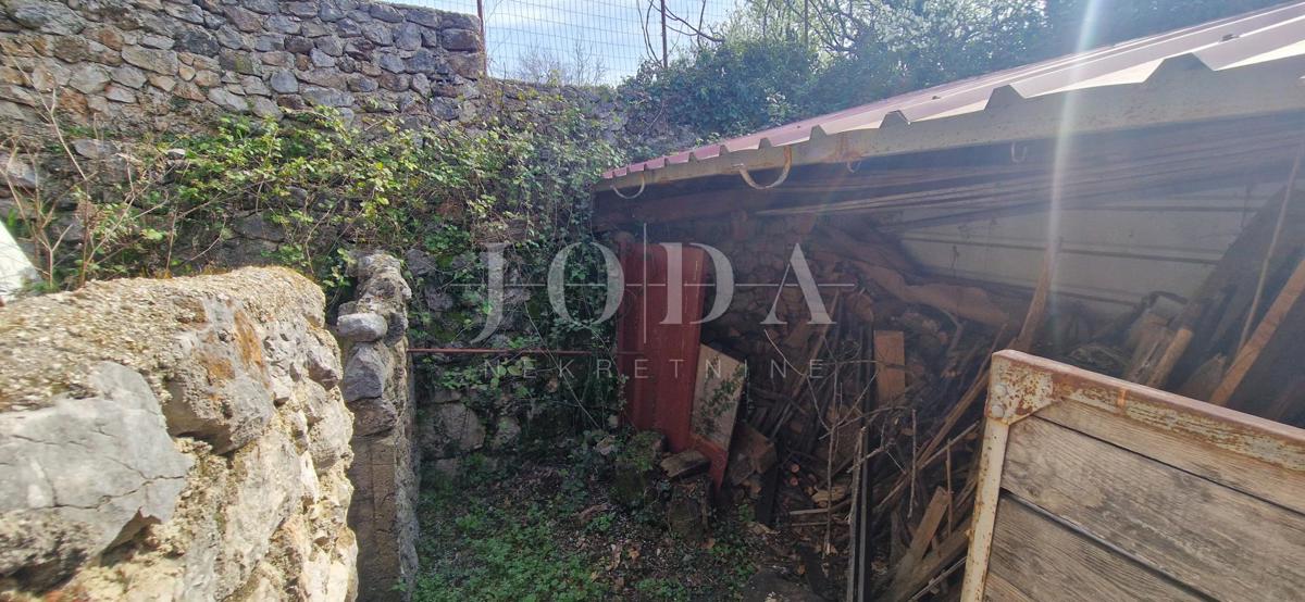 Bribir – Posestvo s Potencialom za Turizem in Mirno Življenje