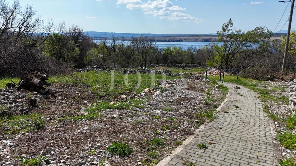 Teren Jadranovo ob zelenem pasu