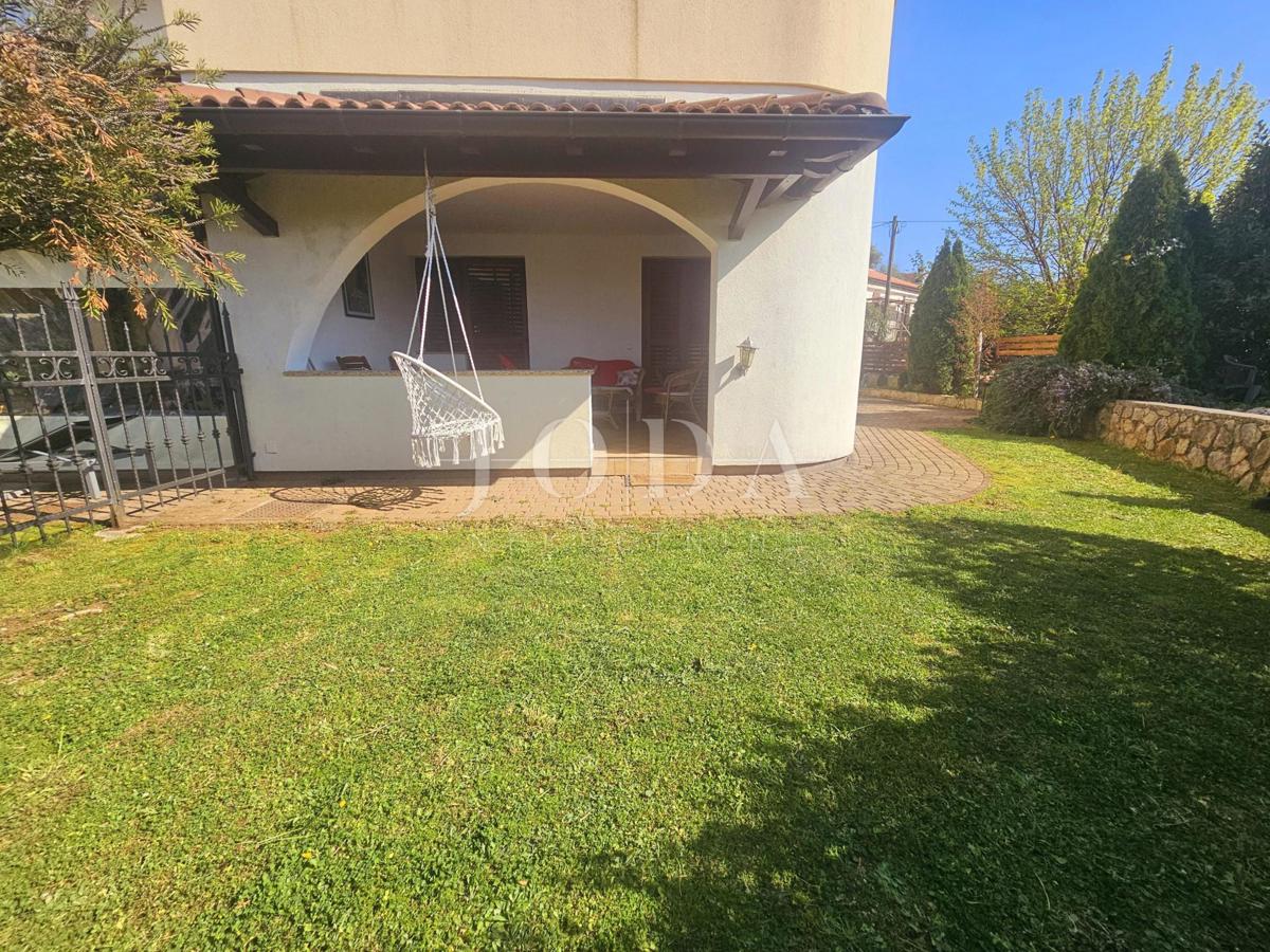 Pritlični apartma - stanovanje z velikim vrtom