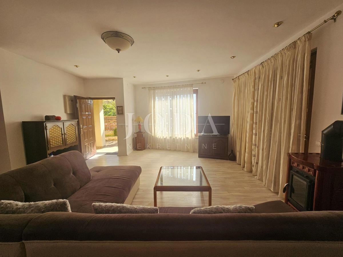 Pritlični apartma - stanovanje z velikim vrtom