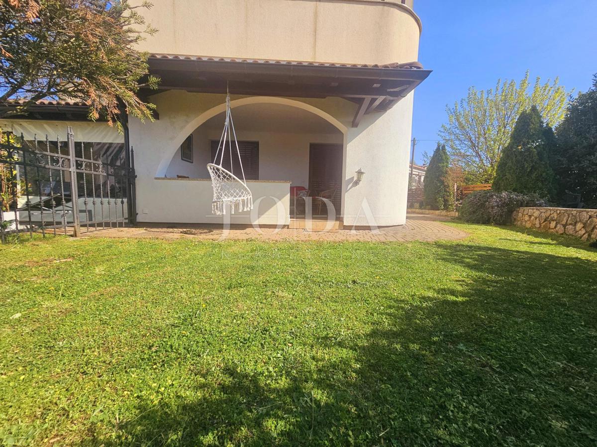 Pritlični apartma - stanovanje z velikim vrtom