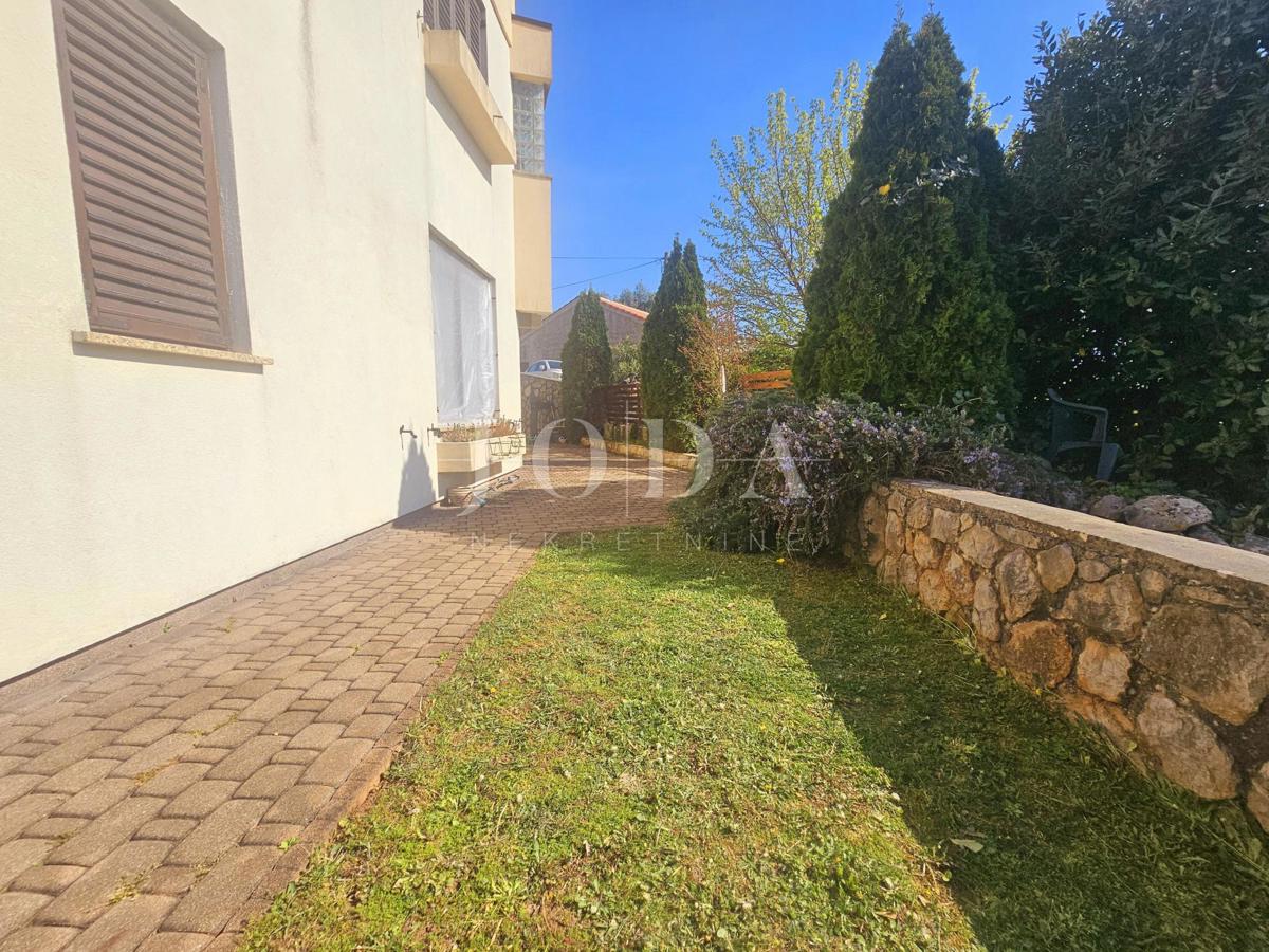 Pritlični apartma - stanovanje z velikim vrtom