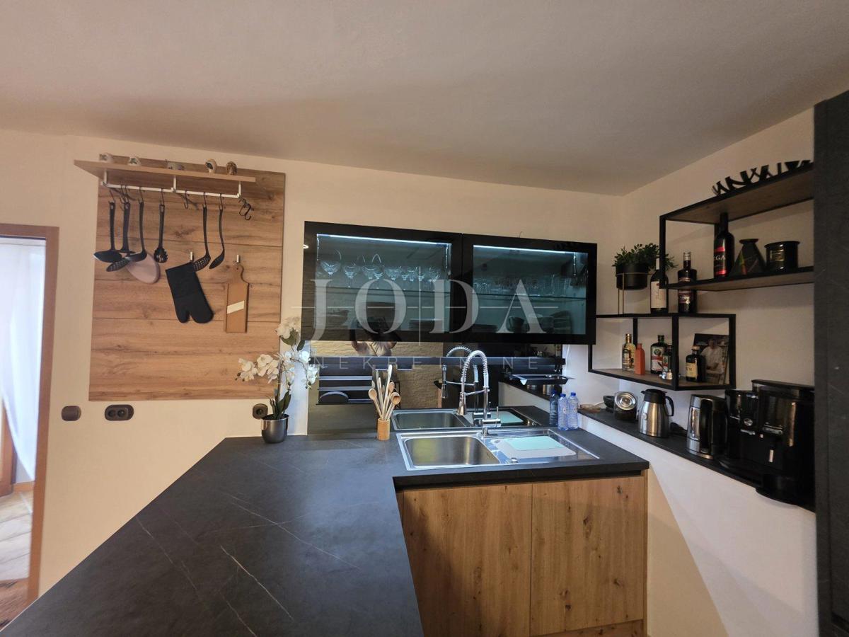 NOVI VINODOLSKI, hiša z dvoriščem v bližini centra