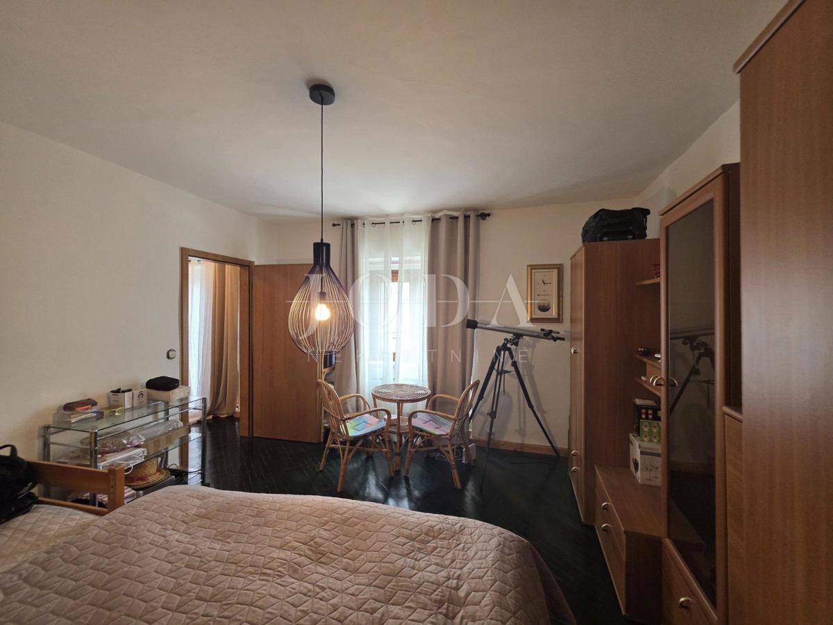 NOVI VINODOLSKI, hiša z dvoriščem v bližini centra