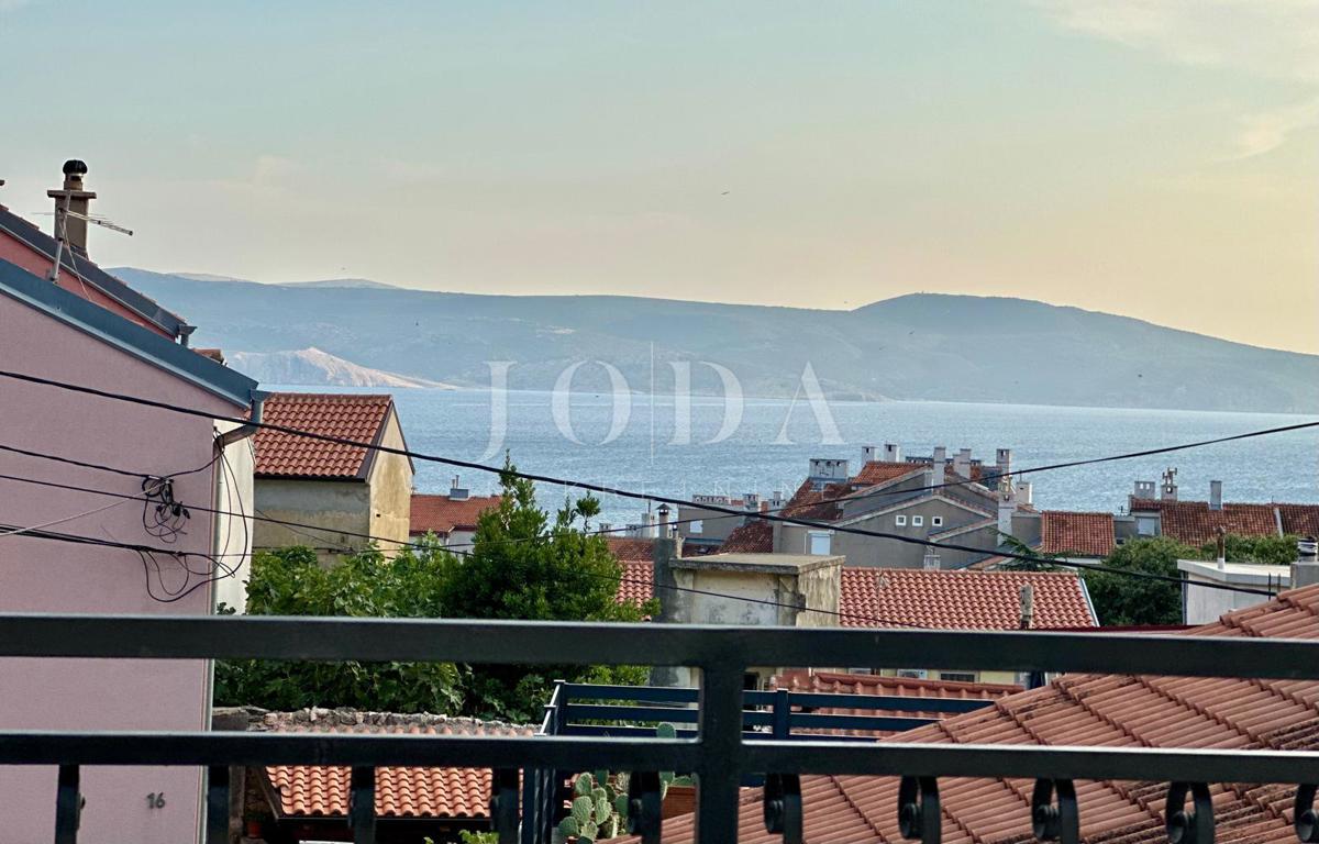 NOVI VINODOLSKI, hiša z dvoriščem v bližini centra