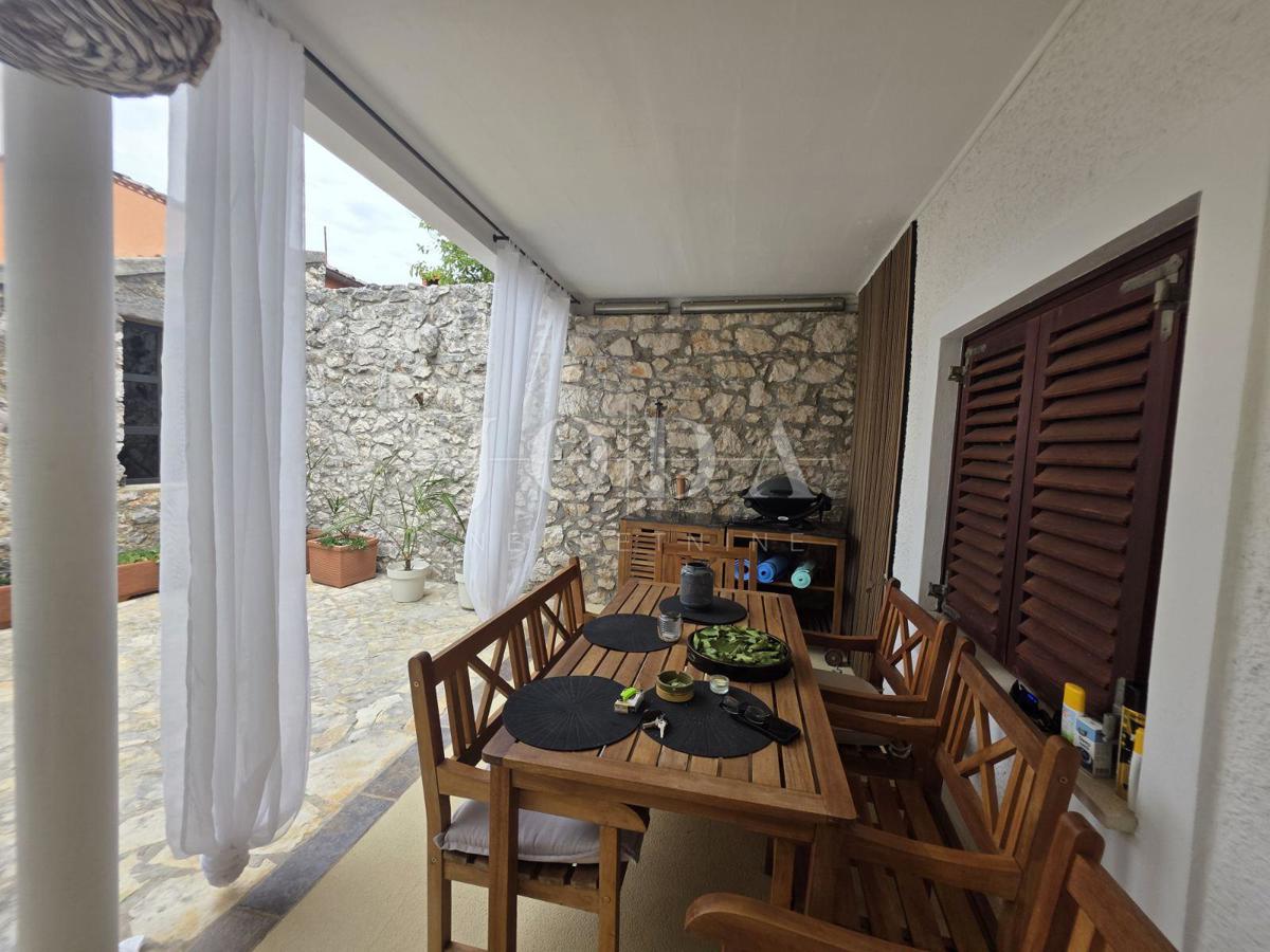 NOVI VINODOLSKI, hiša z dvoriščem v bližini centra