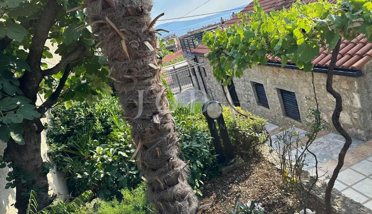 NOVI VINODOLSKI, hiša z dvoriščem v bližini centra
