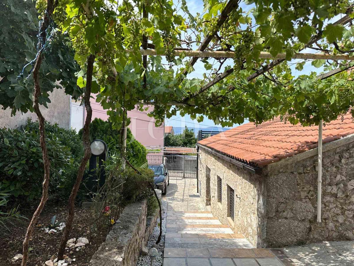 NOVI VINODOLSKI, hiša z dvoriščem v bližini centra