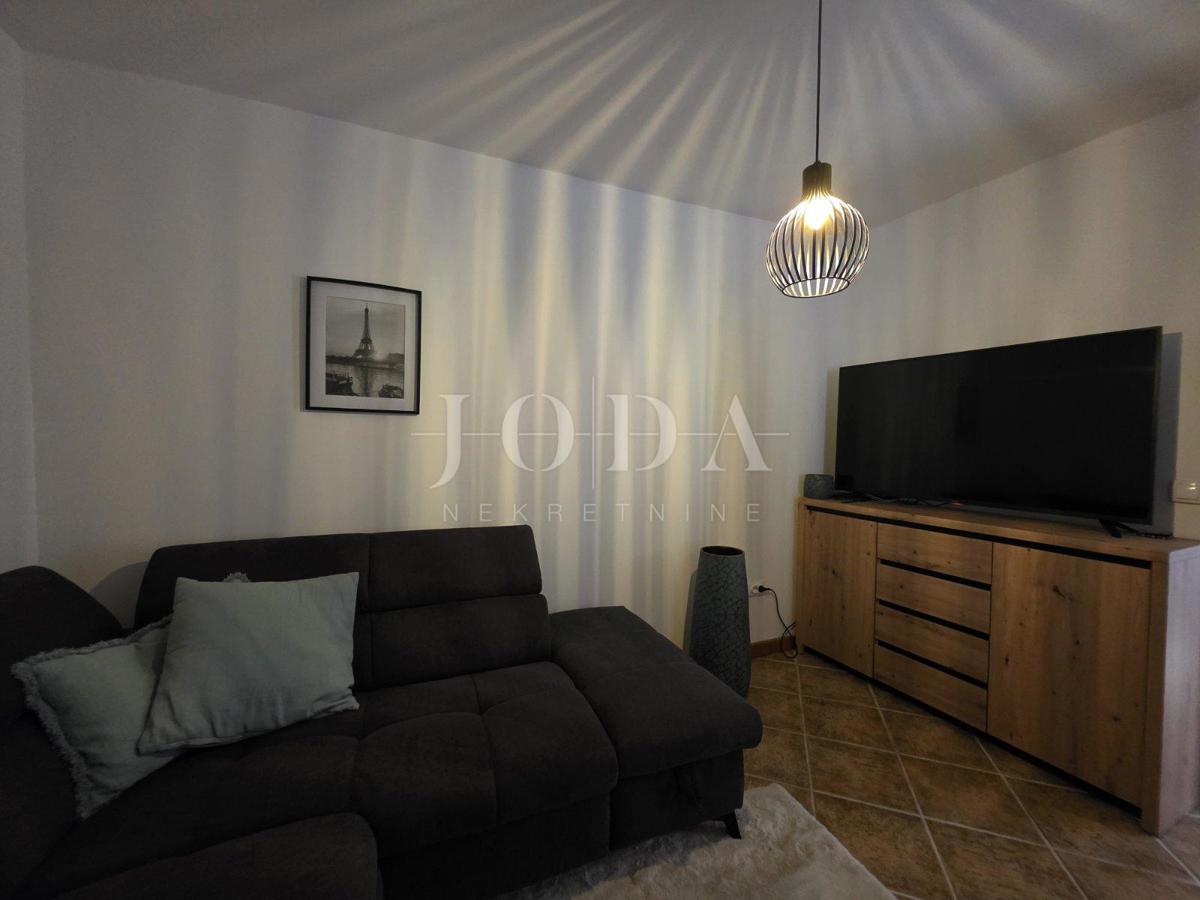 NOVI VINODOLSKI, hiša z dvoriščem v bližini centra