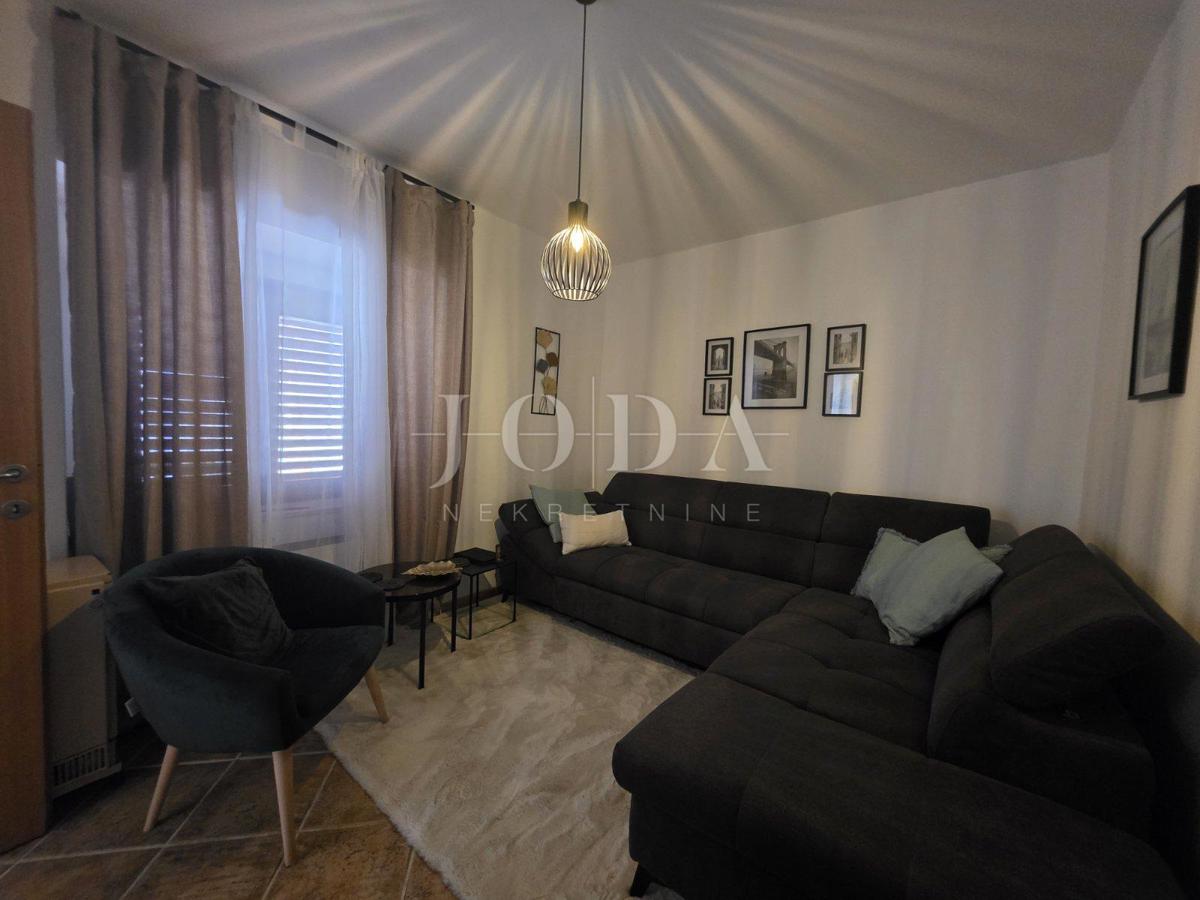 NOVI VINODOLSKI, hiša z dvoriščem v bližini centra