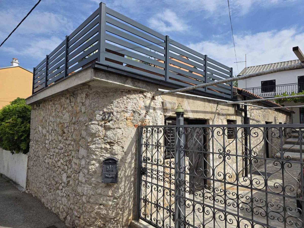 NOVI VINODOLSKI, hiša z dvoriščem v bližini centra