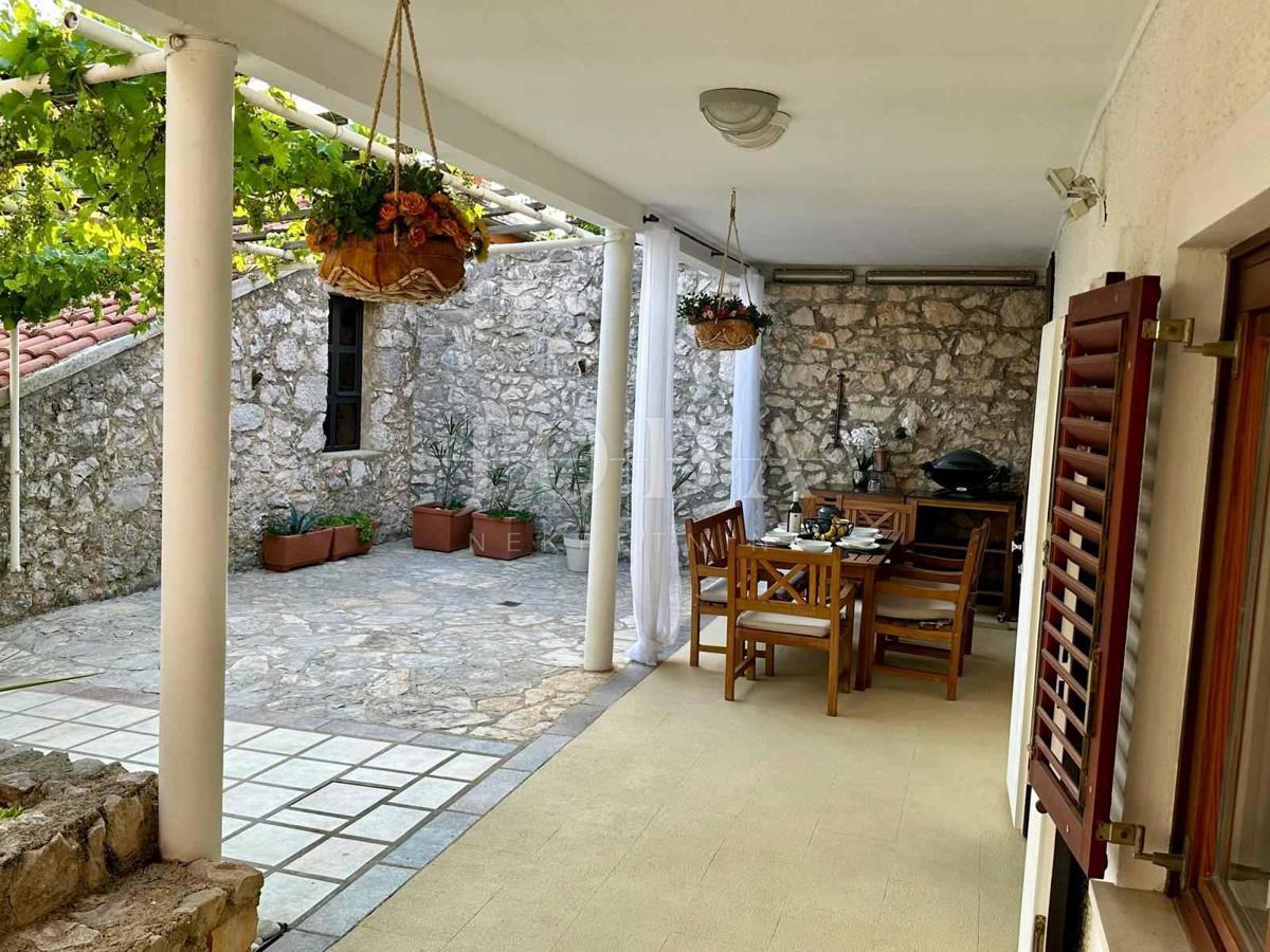 NOVI VINODOLSKI, hiša z dvoriščem v bližini centra
