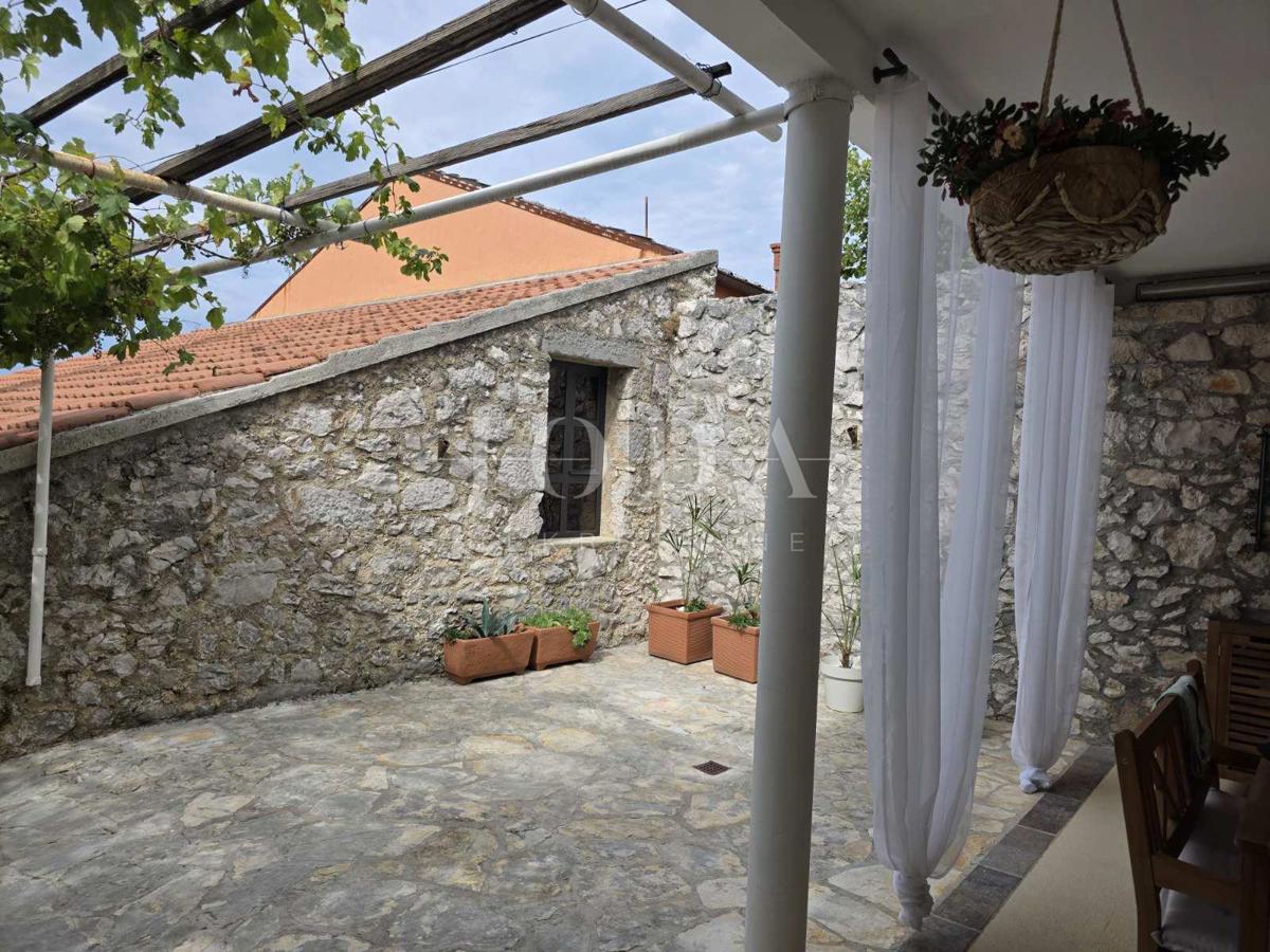 NOVI VINODOLSKI, hiša z dvoriščem v bližini centra