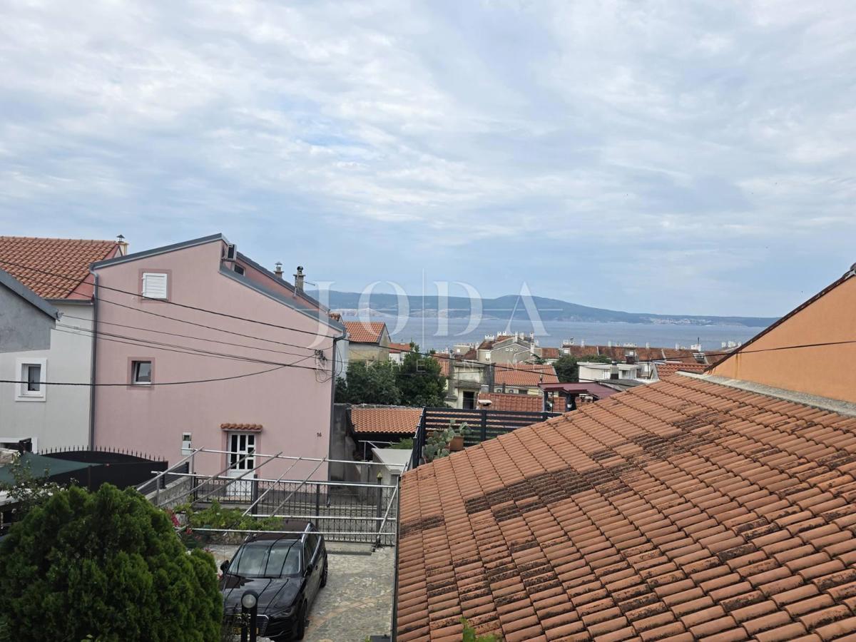 NOVI VINODOLSKI, hiša z dvoriščem v bližini centra