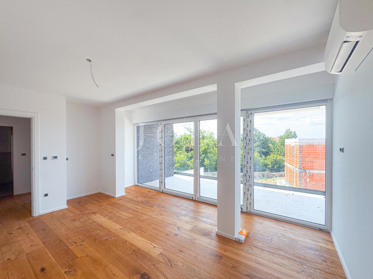 Kraljevica, luksuzni apartma z bazenom in vrtom