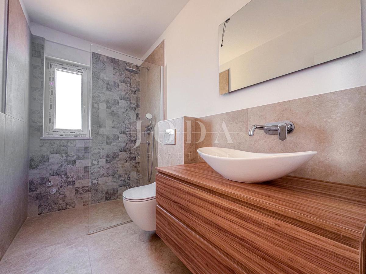 Kraljevica, luksuzni apartma z bazenom in vrtom