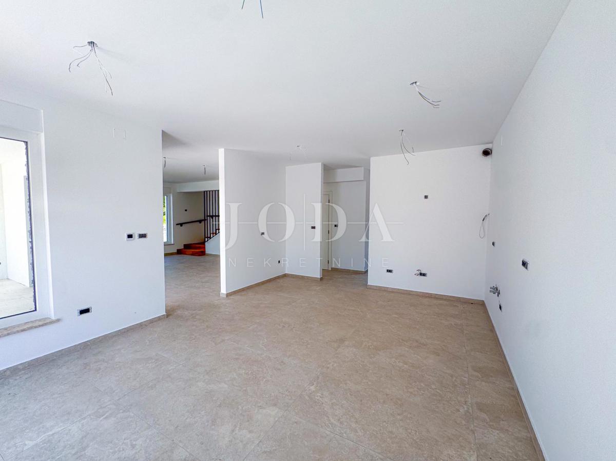 Kraljevica, luksuzni apartma z bazenom in vrtom