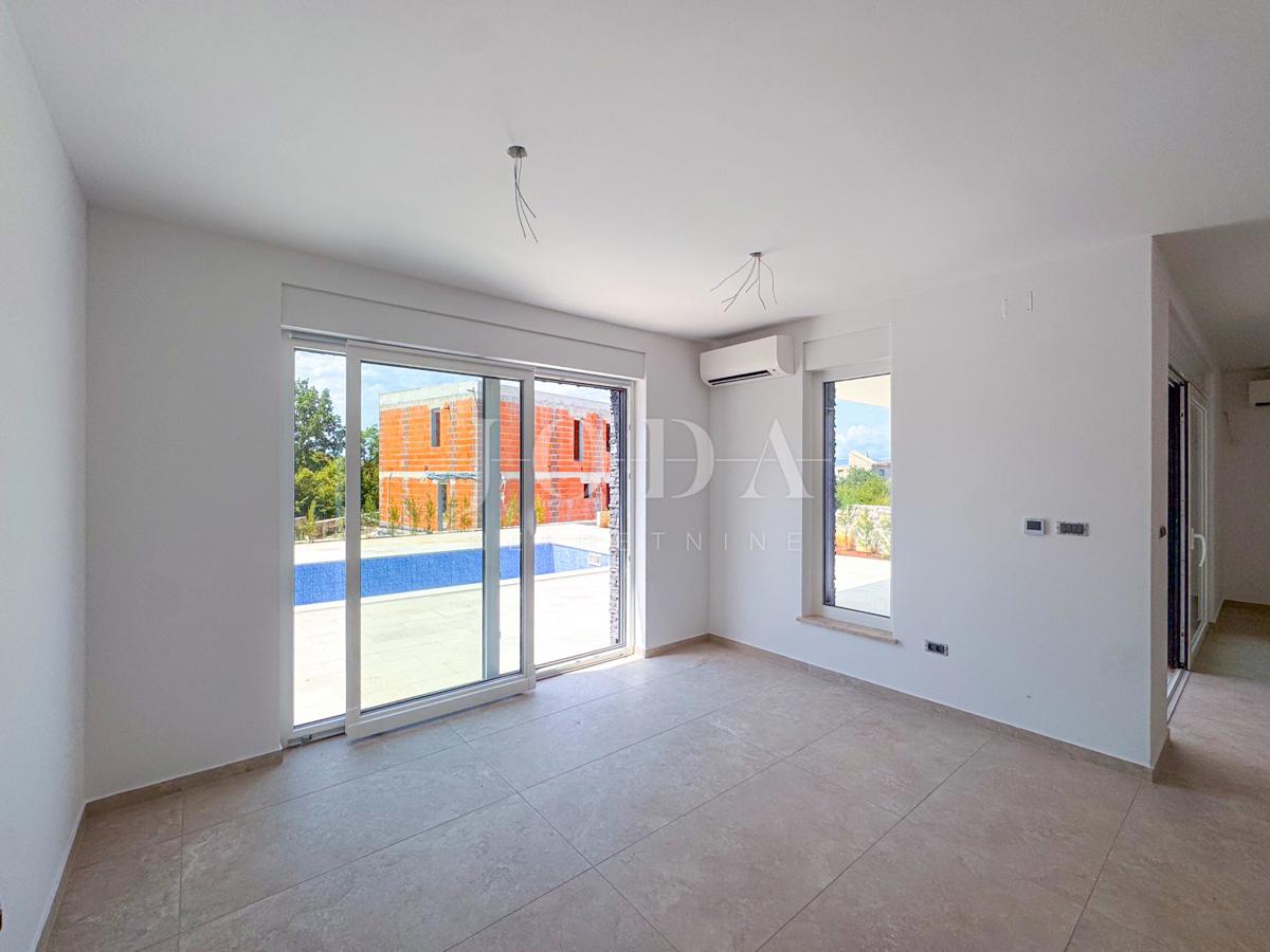 Kraljevica, luksuzni apartma z bazenom in vrtom