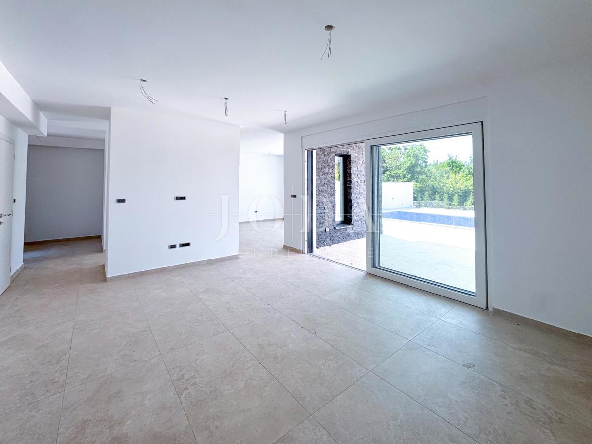 Kraljevica, luksuzni apartma z bazenom in vrtom